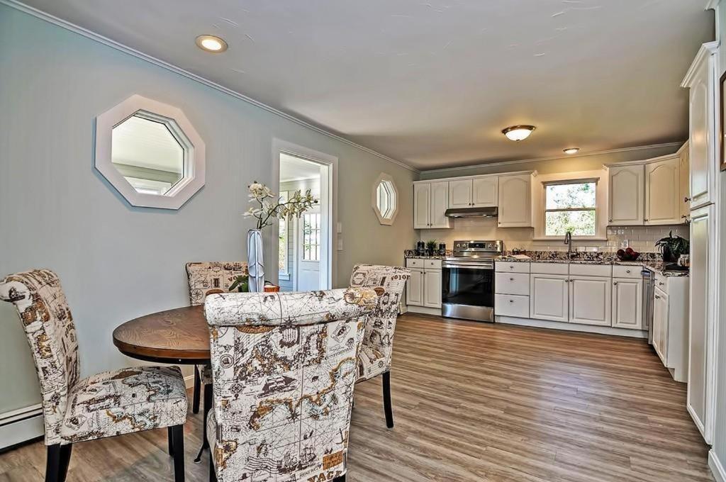 Charming Cottage Historic Falmouth Cape Cod Near Beach And Downtown 2Br 1Bath Deck Exterior foto